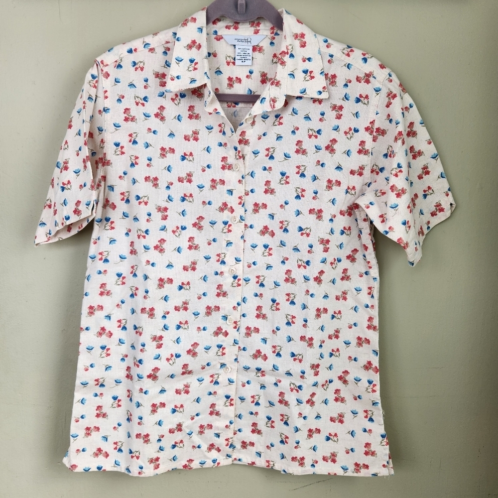 Northern Reflections Blue and Red Floral Button-Up Short Sleeve Top – Size Small